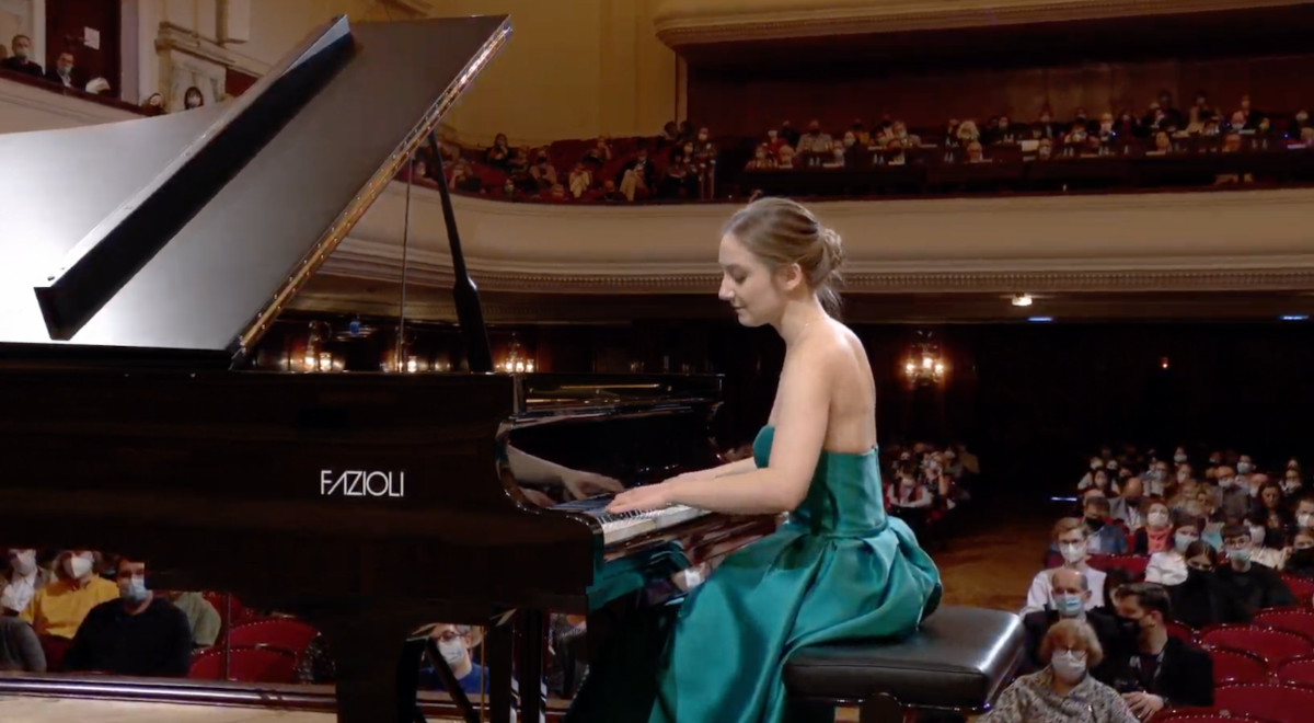 Aleksandra Świgut to pianistka, solistka i kameralistka, doktor sztuk muzycznych. Uznawana jest za jedną z najciekawszych polskich pianistek młodego pokolenia. Jest także laureatką II nagrody ex aequo I Międzynarodowego Konkursu Chopinowskiego na Instrumentach Historycznych w 2018 roku.